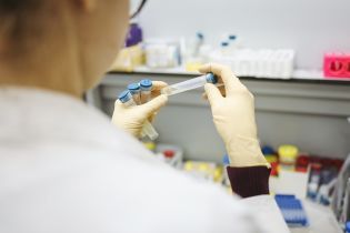 Головний інфекціоніст США заявив про "невеликі" шанси створення високоефективної вакцини від коронавірусу