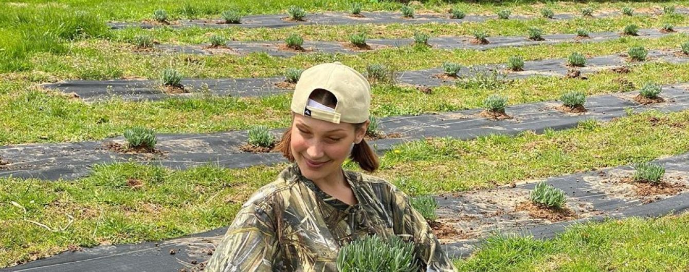 В брудних штанях і в масці: Белла Хадід показала, як садити лаванду