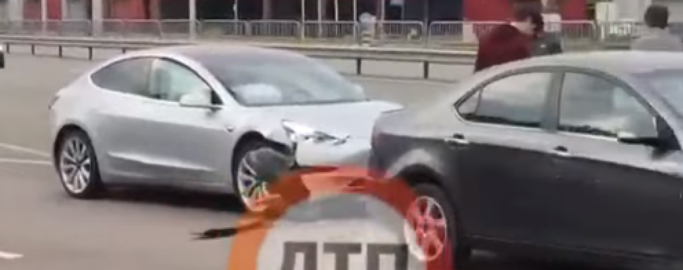 В Киеве произошло ДТП с четырьмя авто: видео