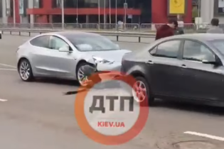 В Киеве произошло ДТП с четырьмя авто: видео