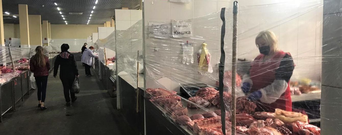 З антисептиками, дистанцією та прозорими бар'єрами: у Івано-Франківську відновив роботу центральний ринок