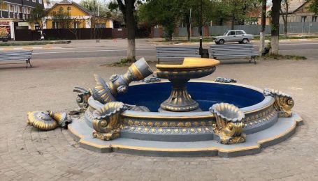 У Боярці доламали фонтан, на який видерлась і впала жінка з дитиною на плечах: відео