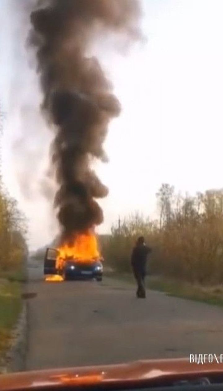 На Волині чоловік підпалив автівку з краденим дубом на очах у лісівників