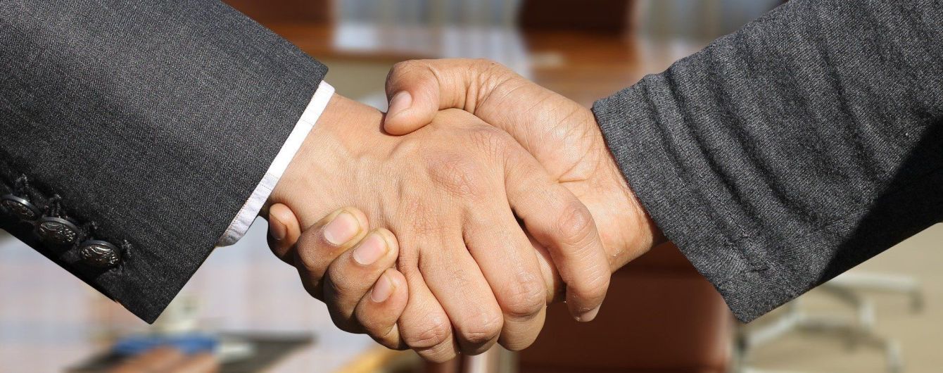 Етикет в умовах пандемії коронавірусу: у чому небезпека рукостискань та як їх замінити