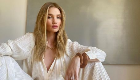 Без бюстгальтера: Розі Гантінгтон-Вайтлі блиснула сосками