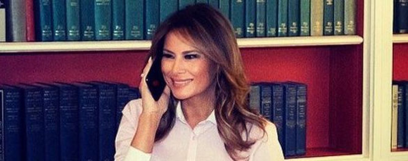 В светло-розовой рубашке и на фоне книг: нежный аутфит Мелании Трамп