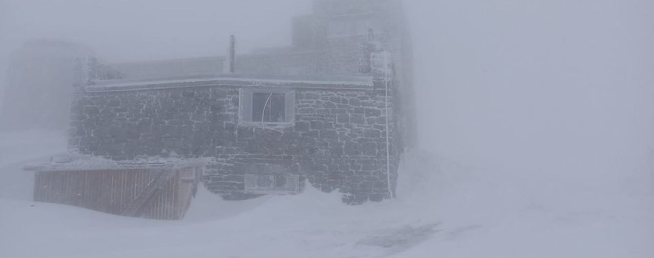 Карпати замело снігом в останній день весни: фото хуртовини