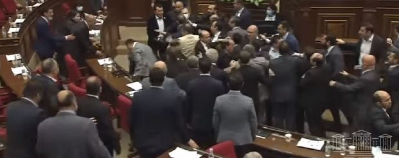 Масова бійка депутатів у Вірменії потрапила на відео