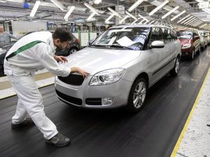 Автовиробництво в Україні скоротилося майже наполовину: який транспорт випускали в червні