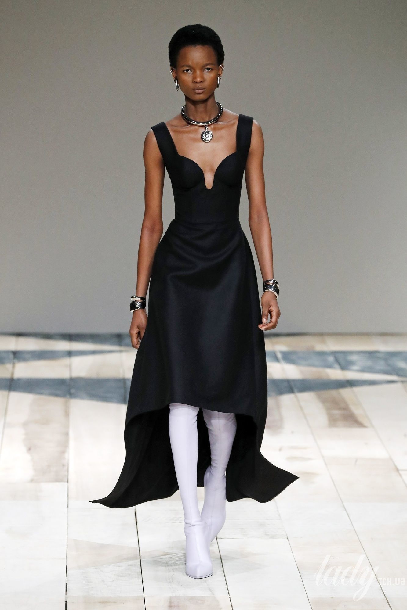 Коллекция Alexander McQueen прет-а-порте сезона осень-зима 2020-2021_4