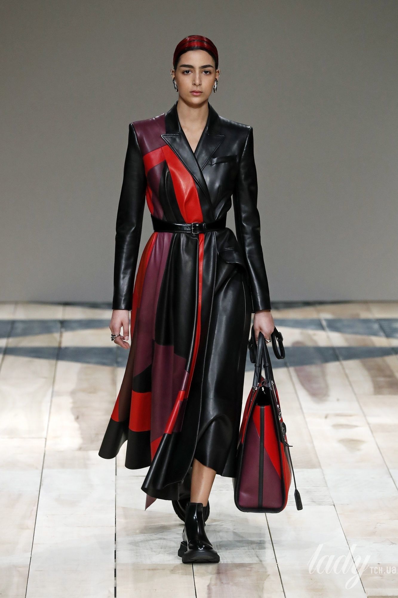 Коллекция Alexander McQueen прет-а-порте сезона осень-зима 2020-2021_14