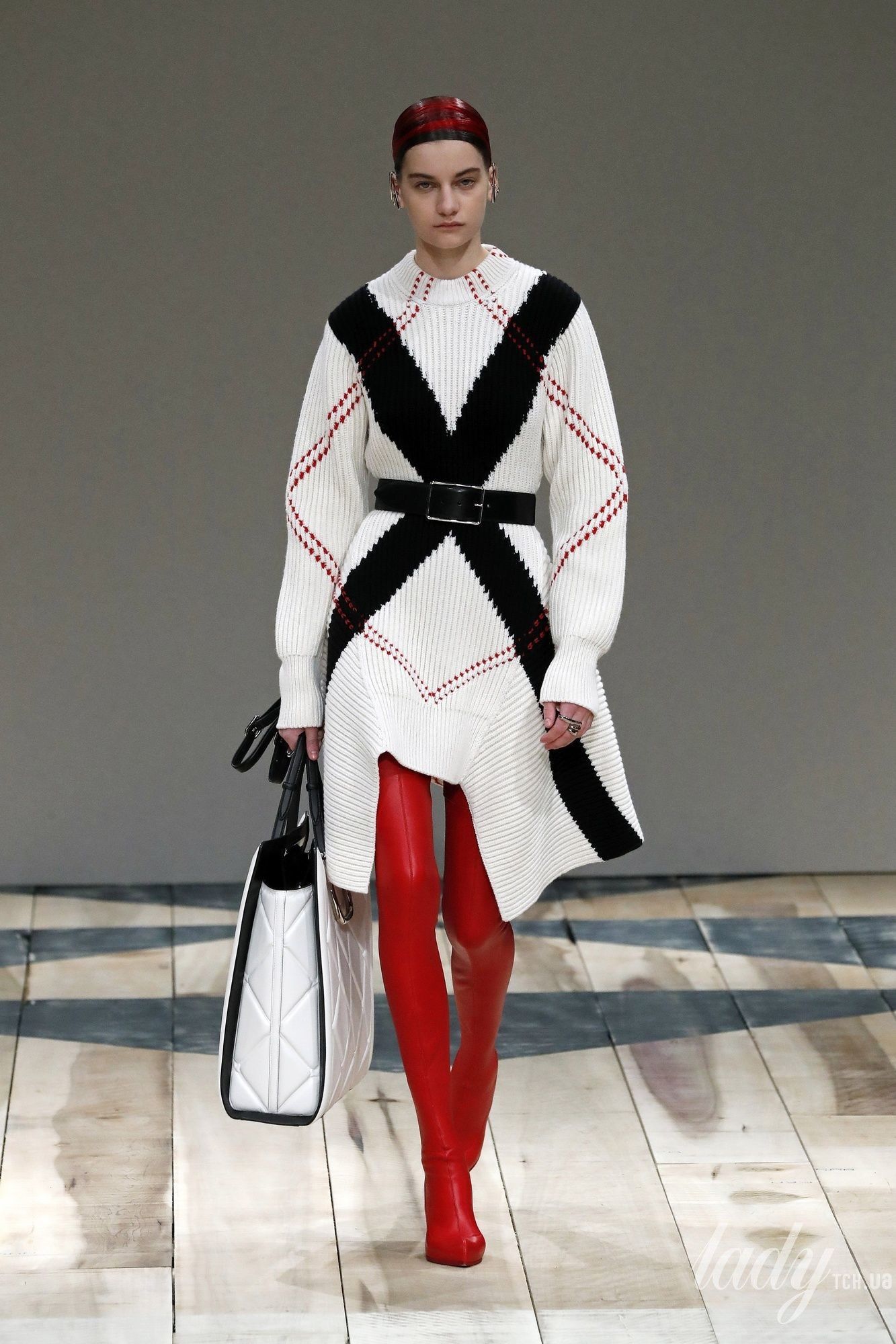 Коллекция Alexander McQueen прет-а-порте сезона осень-зима 2020-2021_17