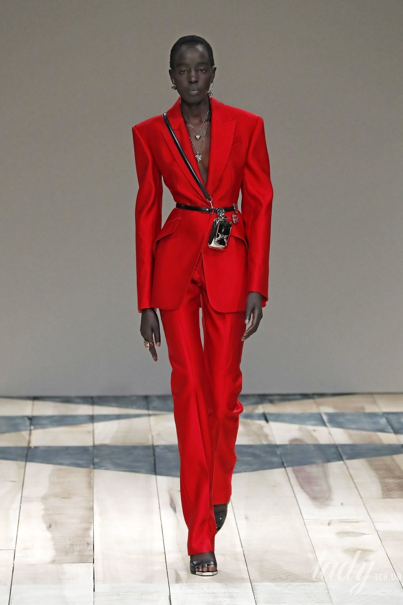 Коллекция Alexander McQueen прет-а-порте сезона осень-зима 2020-2021_34