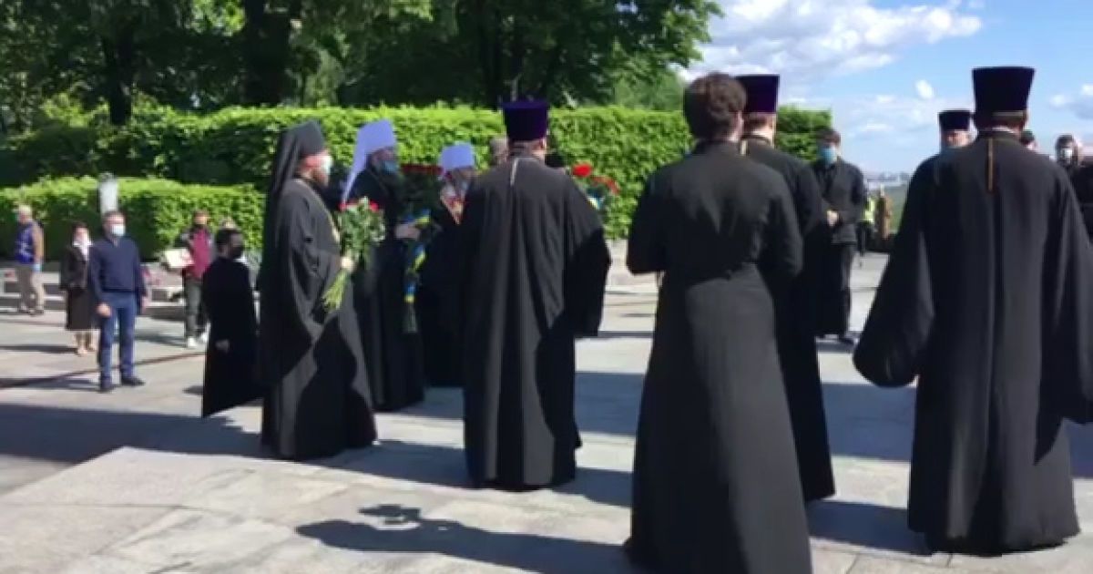 Делегація з Лаври на чолі з Онуфрієм та Новинським прийшли до Парку Вічної Слави на акцію 9 травня