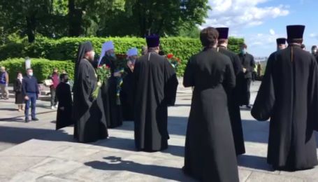 Делегація з Лаври на чолі з Онуфрієм та Новинським прийшли до Парку Вічної Слави на акцію 9 травня
