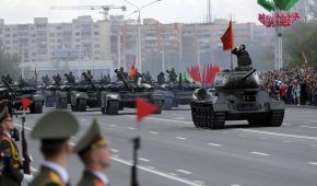 Безстрашний парад: попри спалах коронавірусу в Мінську на 9 Травня зібралися тисячі людей