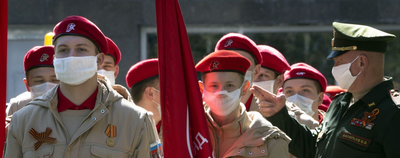 В России во время репетиций парада к 9 Мая коронавирусом заразились сотни военных