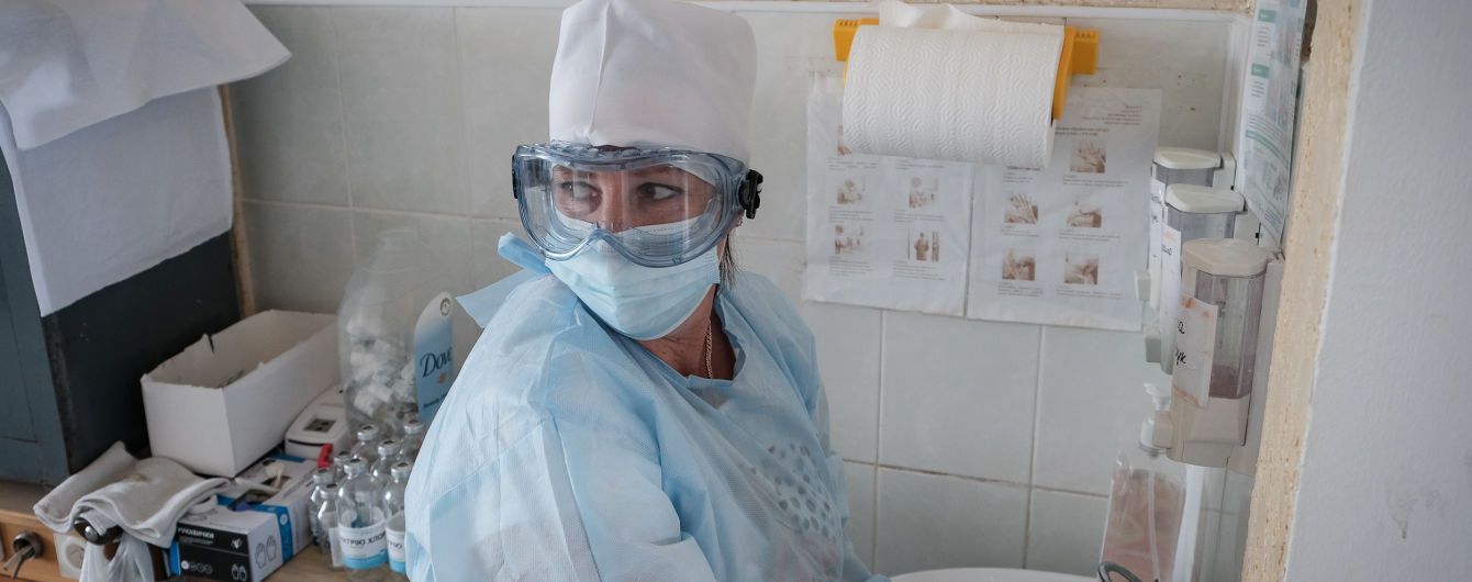 Смерті від коронавірусу зафіксували майже у всіх регіонах України: де ситуація 30 вересня найгірша