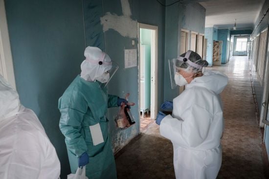 Под Запорожьем гинеколог, у жены которого подтвердили коронавирус, ходил на работу: родные рассказали подробности