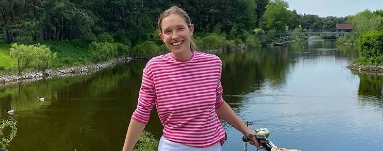 Без макіяжу і на велосипеді з прицепом: Катя Осадча показала, як катає сина