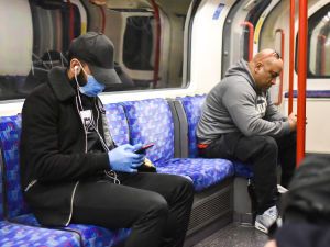 В Польше решили отменить масочный режим и разрешить работу кинотеатров