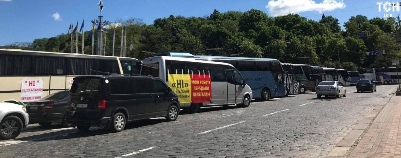 Протест автоперевізників під Кабміном: у центрі Києва автобуси паралізували рух
