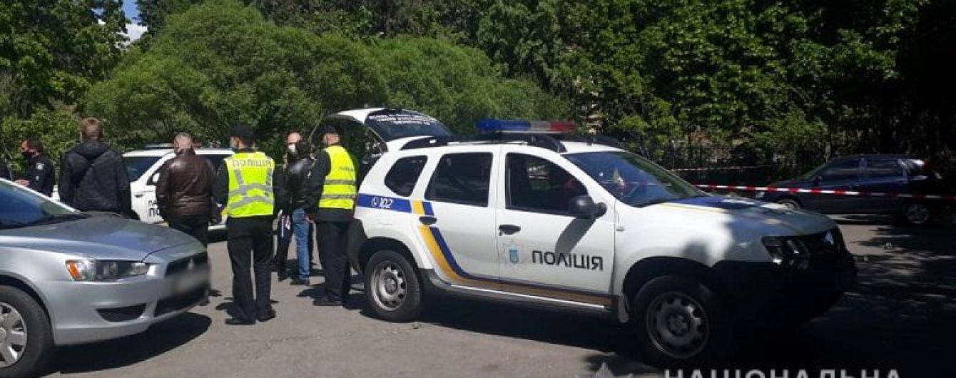 У Києві біля храму сталася стрілянина - поранено чоловіка