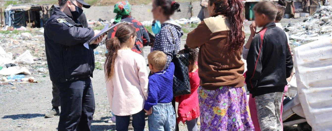 Правоохранители нашли на свалке в Херсоне 25 нелегалов: среди них есть дети