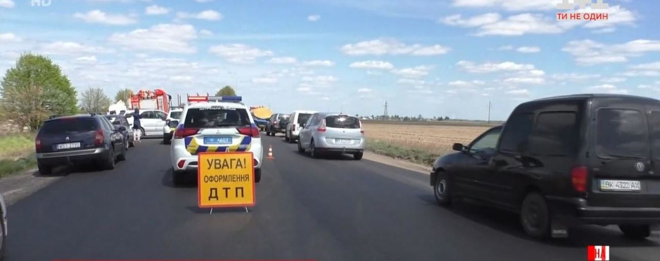 В Ровенской области легковушка влетела в грузовик: есть погибшие