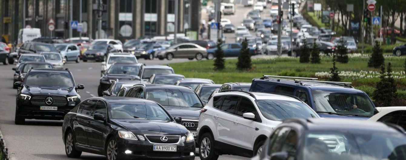 Через затори в Києві сотні людей на зупинках чекають транспорт годинами
