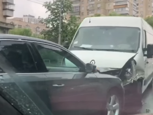 У Києві на слизькій дорозі сталася серйозна ДТП з трьома авто
