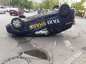 В Одесі таксі перекинулося на дах після зіткнення: фото