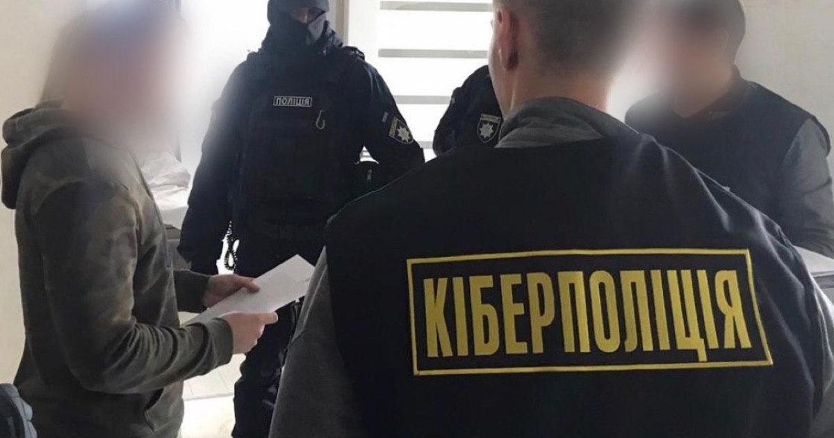 На Закарпатье работник банка оформил на клиентов кредиты на 700 тысяч гривен и забрал их себе