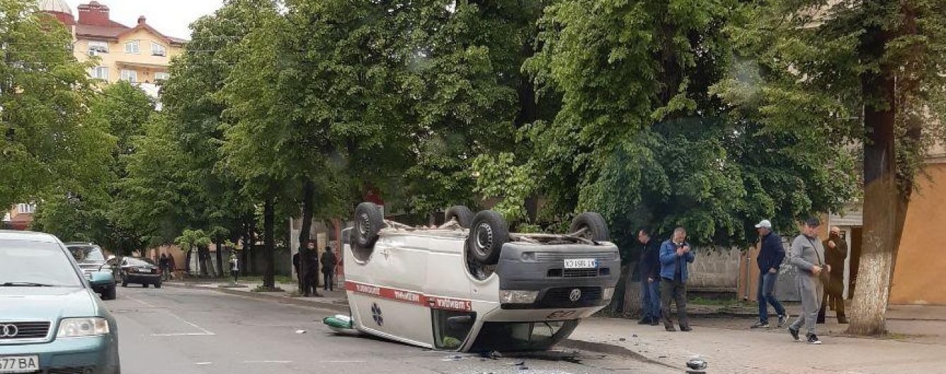 В Ивано-Франковске в результате ДТП перевернулась скорая
