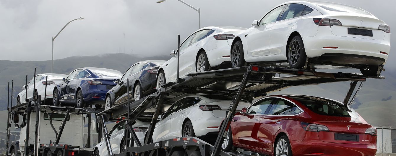 Электрокары Tesla могут значительно потерять в цене: названа причина