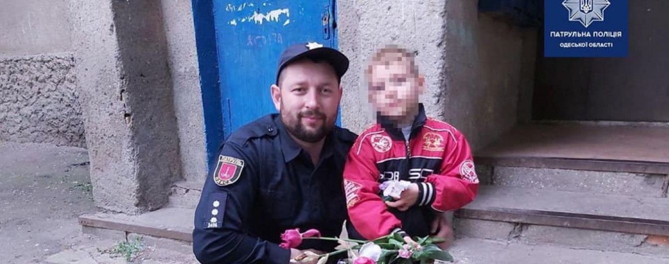 Пішов по квіти мамі і загубився: в Одесі патрульні повернули додому п'ятирічного малюка