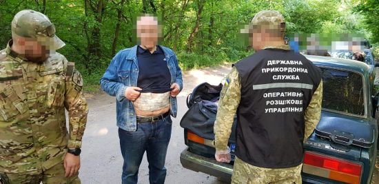 Примотал деньги скотчем к животу: на Донбассе задержали мужчину с 800 тысячами гривен наличных