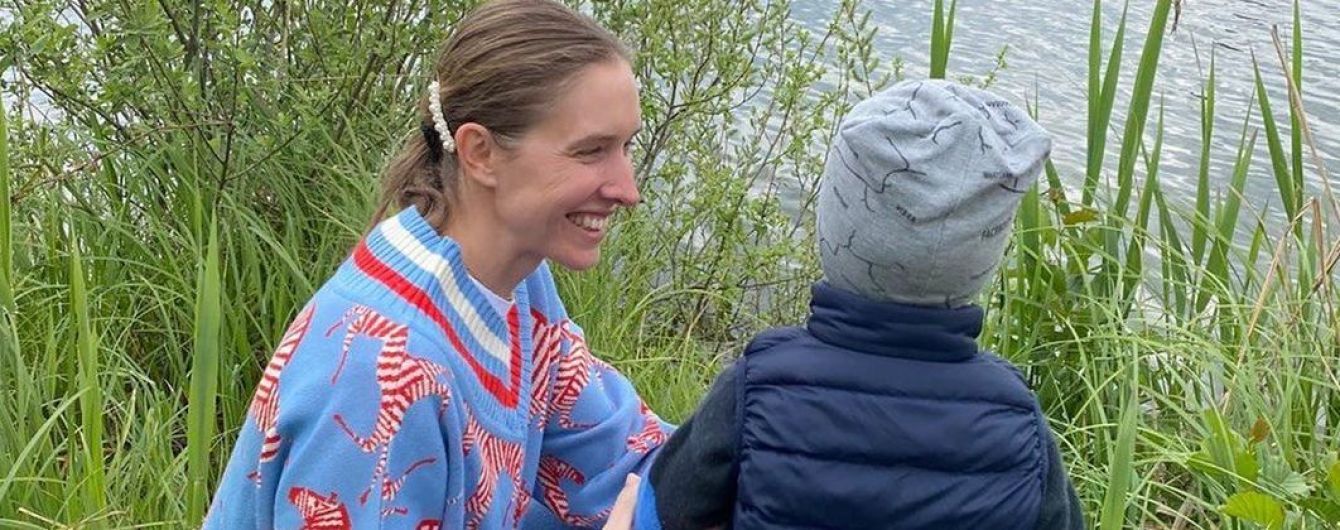 В пуловере с принтом зебр и без макияжа: Катя Осадчая с семьей отдохнула на природе