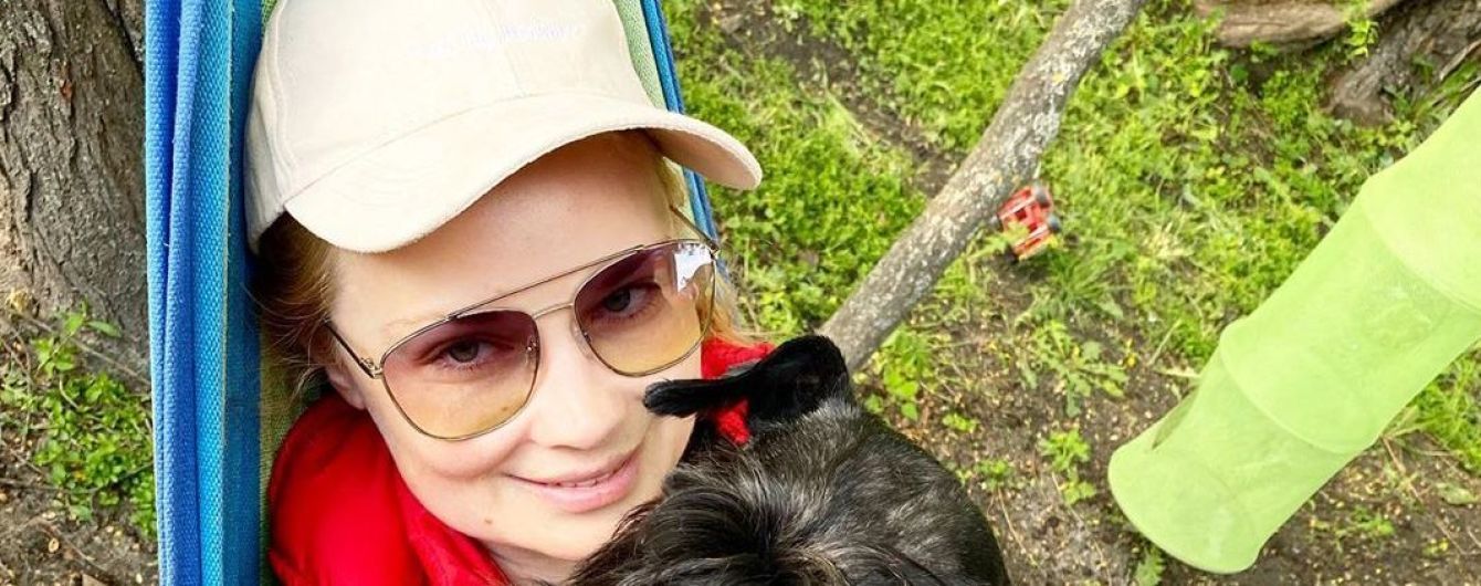 На гамаке с собакой: Лидия Таран показала фотографии со своей дачи