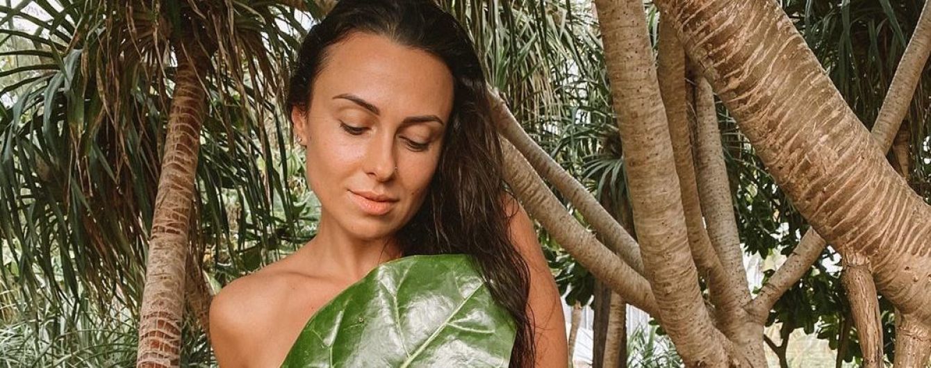 Томная DJ NANA в белье соблазнительно позировала на лестнице