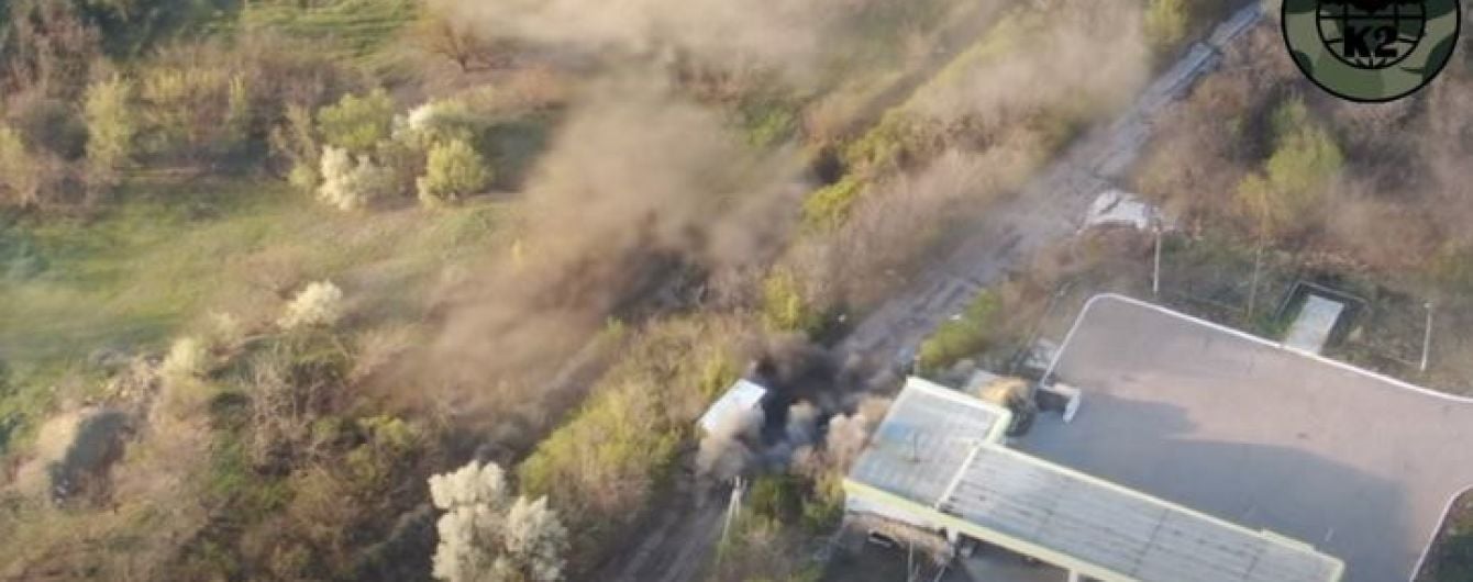 Військові показали знищення вантажівки бойовиків, яка підвозила їм зброю