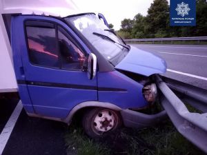 На трасі Київ-Одеса водій заснув за кермом та врізався у відбійник, його шпиталізували