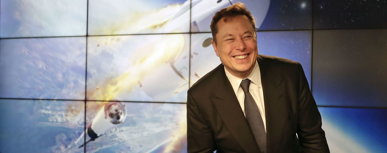 Протестующие вышли к заводу Tesla в Калифорнии и требовали ареста Илона Маска