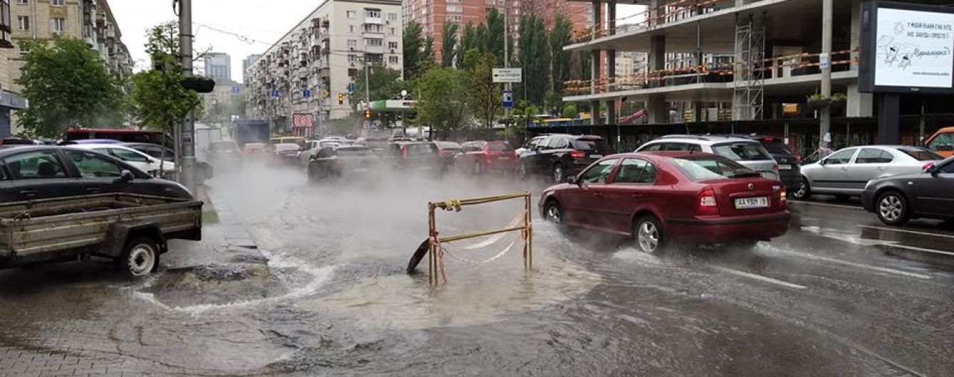 "Горячий" апокалипсис в центре Киева: из-за прорыва трубы улицу залило кипятком