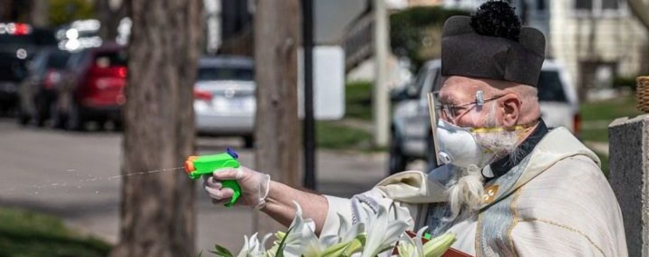 У США священник на Великдень кропив людей освяченою водою з іграшкового пістолета і став мемом