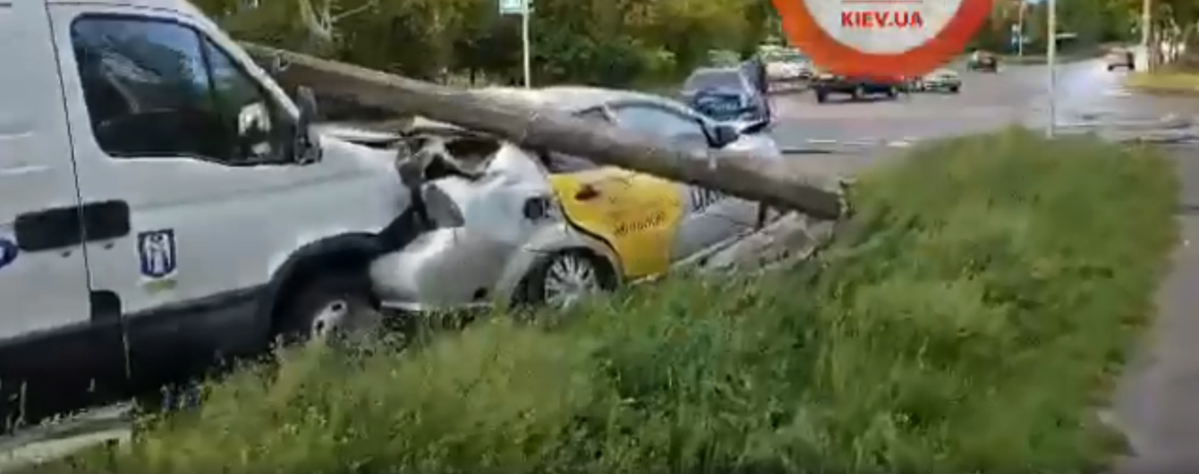 В Киеве автобус на большой скорости снес несколько припаркованных авто