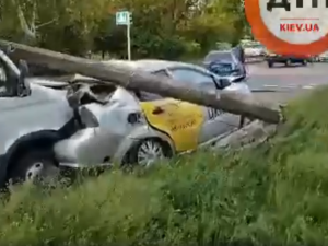 У Києві автобус на великій швидкості зніс декілька припаркованих авто