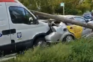 У Києві автобус на великій швидкості зніс декілька припаркованих авто