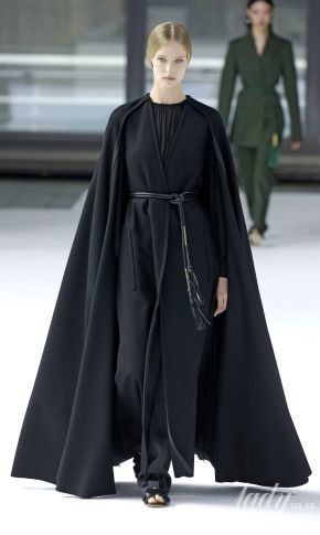 Глубокие вырезы и красивые кейпы в коллекции Carolina Herrera сезона осень-зима 2020-2021