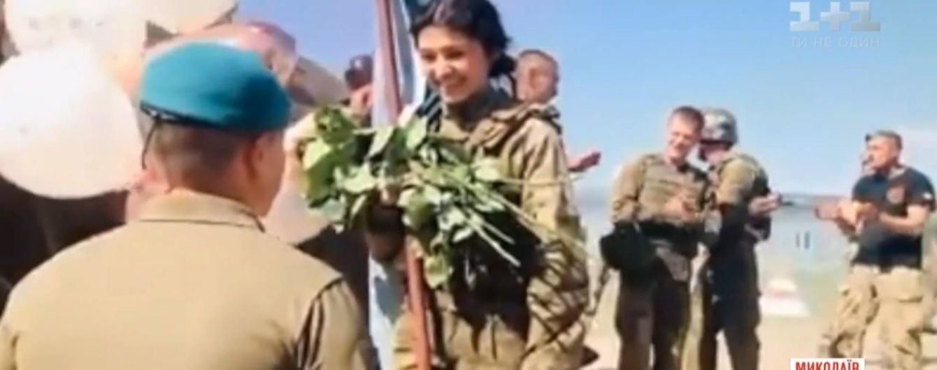 В Николаеве во время службы морпех сделал предложение своей девушке-военной